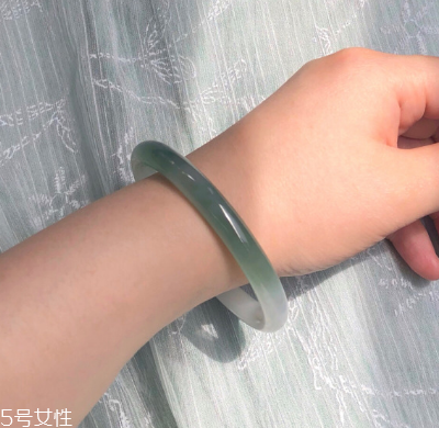 手鐲可以讓別人摸嗎？手鐲被別人摸了有影響嗎？