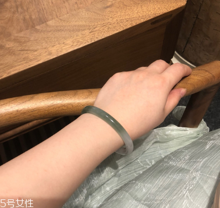 手鐲可以讓別人摸嗎？手鐲被別人摸了有影響嗎？