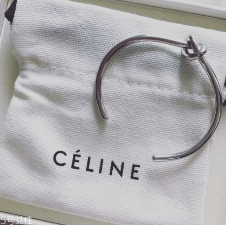 手鐲可以戴著洗澡嗎？手鐲洗澡要摘下嗎？