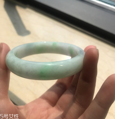 手鐲有裂紋還值錢嗎？手鐲有裂紋影響價格嗎？