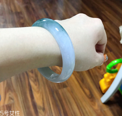 手鐲有裂紋還值錢嗎？手鐲有裂紋影響價格嗎？