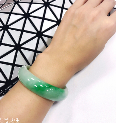 手鐲是玉的好還是翡翠的好？手鐲買玉的還是翡翠的？