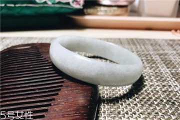 手鐲是玉的好還是翡翠的好？手鐲買玉的還是翡翠的？