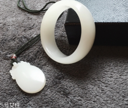 手鐲是圓的好還是扁的好？手鐲買圓的還是扁的？