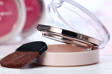 腮紅對(duì)皮膚有害嗎？腮紅對(duì)皮膚有哪些傷害？