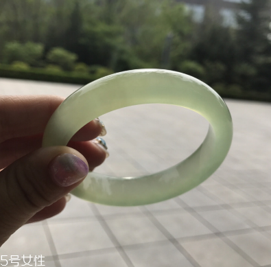 手鐲對(duì)身體有好處嗎？手鐲有哪些好處？