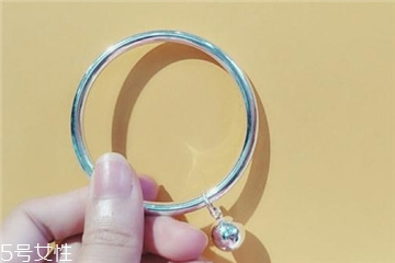 手鐲發(fā)黑是什么原因？手鐲為什么發(fā)黑？