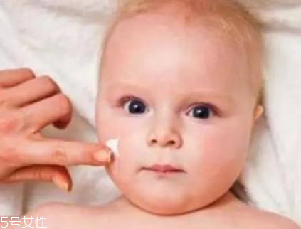 嬰兒乳液和寶寶潤膚霜哪個(gè)好？嬰兒乳液和寶寶潤膚霜區(qū)別