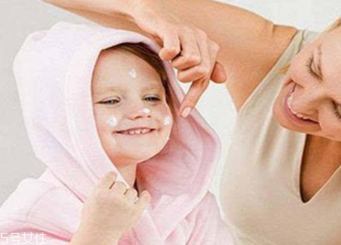 嬰兒乳液和寶寶潤膚霜哪個(gè)好？嬰兒乳液和寶寶潤膚霜區(qū)別