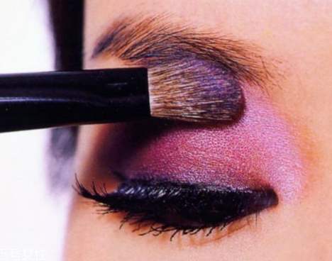 眼影是用什么做的？眼影是什么成分？