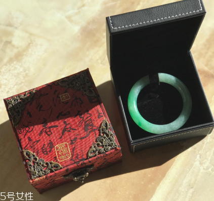 手鐲什么顏色好看？手鐲買哪種顏色好？