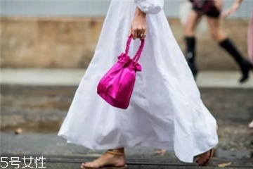 今年流行什么水桶包？水桶包流行什么款式？