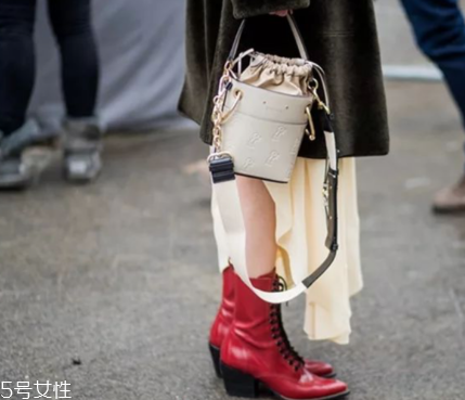 今年流行什么水桶包？水桶包流行什么款式？