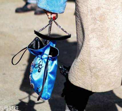 今年流行什么水桶包？水桶包流行什么款式？