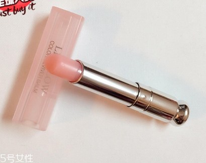 唇膏用完里邊怎么打開？唇膏剩一截怎么挖出來？