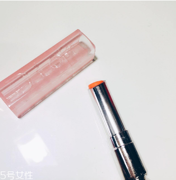 唇膏用完里邊怎么打開？唇膏剩一截怎么挖出來？