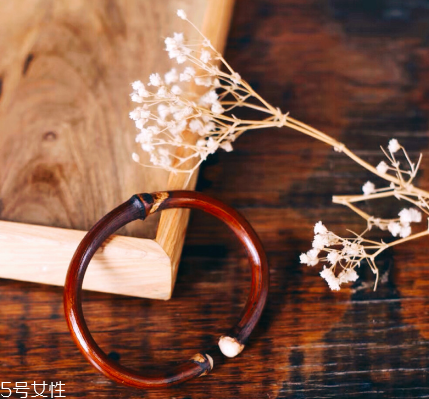 雞血藤手鐲一般多少錢？雞血藤手鐲市場(chǎng)價(jià)格