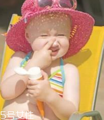 嬰兒車能防曬嗎 寶寶坐嬰兒車?yán)锬芊罆駟? alt=