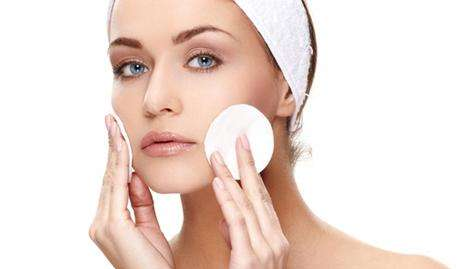 化妝水能涂眼部嗎？眼部可以涂化妝水嗎？