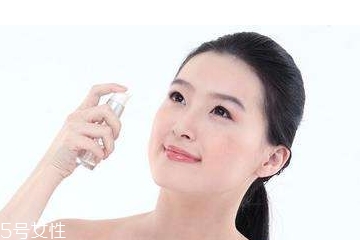 化妝水為什么要拍？化妝水是拍還是抹？