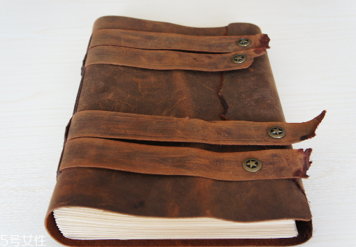 瘋馬皮和植鞣皮的區(qū)別 這兩種皮革千萬(wàn)別弄混 瘋馬皮和植鞣皮的區(qū)別 這兩種皮革千萬(wàn)別弄混