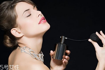 香水會(huì)過(guò)敏嗎 對(duì)香水過(guò)敏有哪些癥狀 香水會(huì)過(guò)敏嗎 對(duì)香水過(guò)敏有哪些癥狀