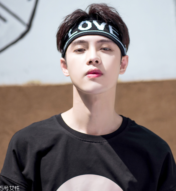 男生怎么戴發(fā)帶 男生戴發(fā)帶的發(fā)型 男生怎么戴發(fā)帶 男生戴發(fā)帶的發(fā)型