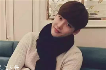 男生怎么戴發(fā)帶 男生戴發(fā)帶的發(fā)型 男生怎么戴發(fā)帶 男生戴發(fā)帶的發(fā)型