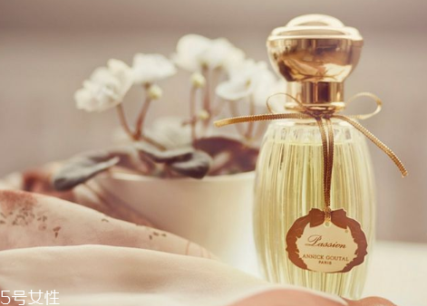 香水能噴腋窩嗎 香水能當止汗劑用嗎 香水能噴腋窩嗎 香水能當止汗劑用嗎