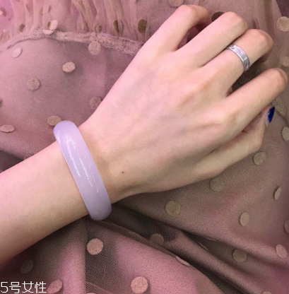 玉髓手鐲什么顏色好？玉髓手鐲顏色推薦