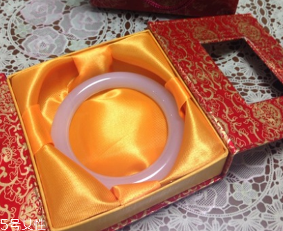 玉髓手鐲什么顏色好？玉髓手鐲顏色推薦