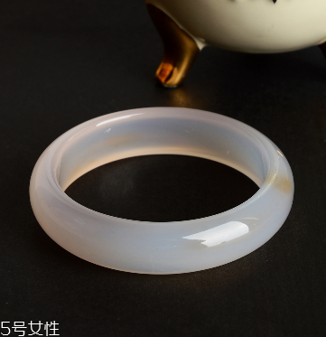 玉髓手鐲戴哪只手？玉髓手鐲戴左手還是右手？