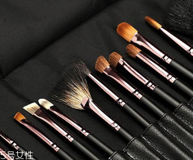 化妝刷能用洗潔精洗嗎？洗潔精清洗化妝刷的方法