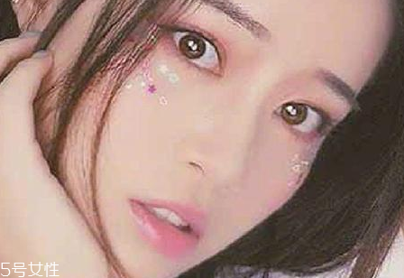 萬(wàn)圣節(jié)喪尸眼妝怎么畫？萬(wàn)圣節(jié)喪尸眼妝教程