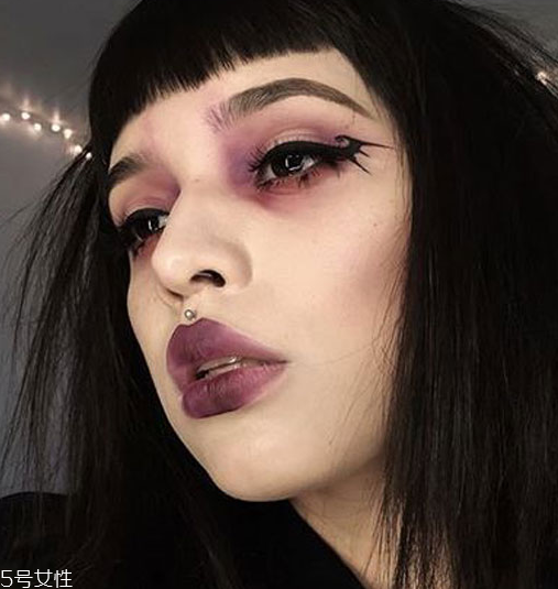 萬(wàn)圣節(jié)蝙蝠眼妝怎么畫(huà)？超簡(jiǎn)單的蝙蝠眼妝畫(huà)法