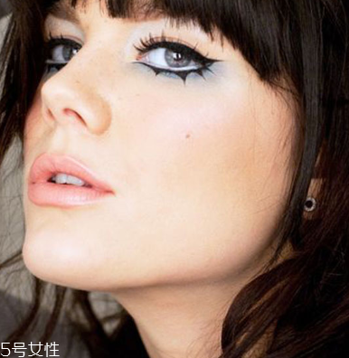 萬(wàn)圣節(jié)蝙蝠眼妝怎么畫(huà)？超簡(jiǎn)單的蝙蝠眼妝畫(huà)法