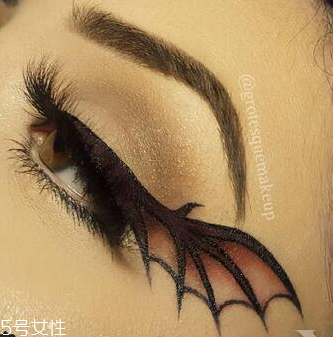 萬(wàn)圣節(jié)蝙蝠眼妝怎么畫(huà)？超簡(jiǎn)單的蝙蝠眼妝畫(huà)法