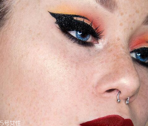 萬(wàn)圣節(jié)蝙蝠眼妝怎么畫(huà)？超簡(jiǎn)單的蝙蝠眼妝畫(huà)法