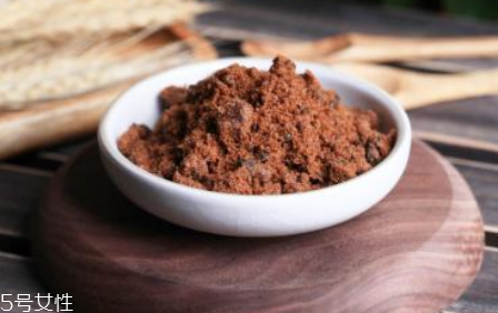 紅糖面膜用什么水稀釋？紅糖面膜用熱水還是冷水泡？