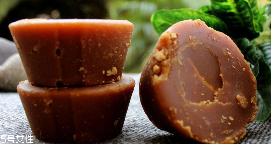 紅糖面膜用什么水稀釋？紅糖面膜用熱水還是冷水泡？