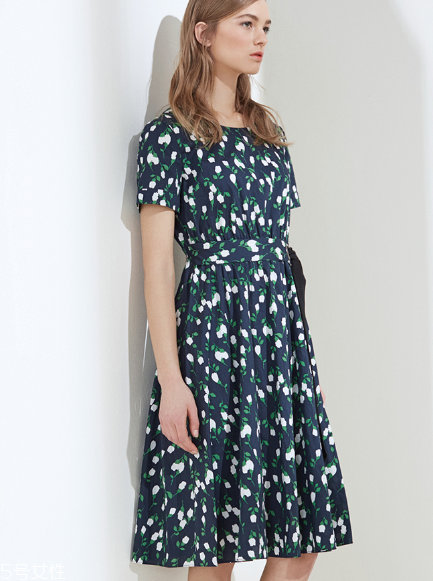 夏天穿碎花衣服好看嗎？碎花衣服搭配圖片