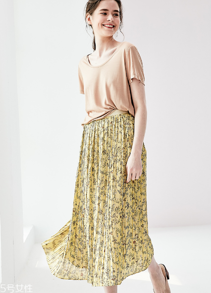 夏天穿碎花衣服好看嗎？碎花衣服搭配圖片