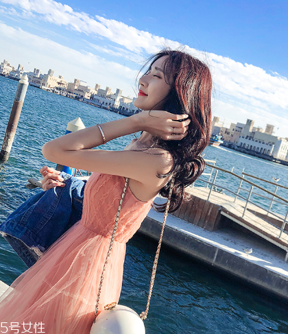 吊帶長裙怎么搭配？吊帶長裙搭配法則