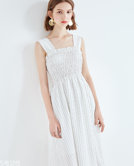 吊帶長裙怎么搭配？吊帶長裙搭配法則