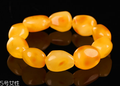 蜜蠟手串可以沾水嗎？蜜蠟手串能碰水嗎？