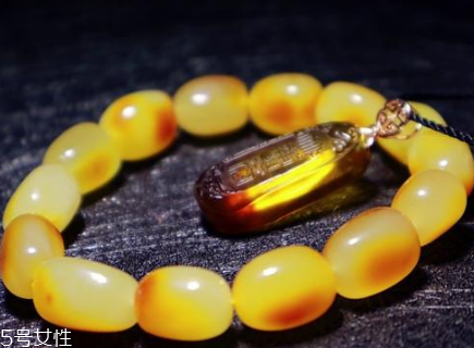 蜜蠟手串戴哪只手？蜜蠟手串佩戴講究