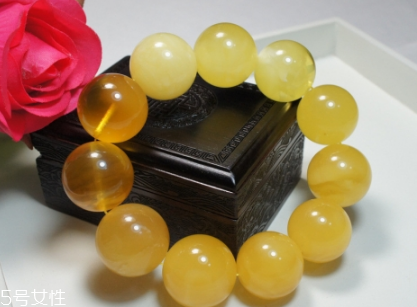 蜜蠟手串戴哪只手？蜜蠟手串佩戴講究