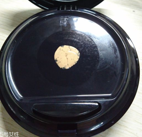 雅詩蘭黛紅石榴氣墊cc代言人是誰？雅詩蘭黛氣墊哪款好用？