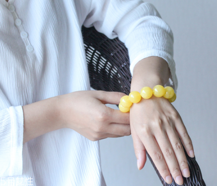 怎么鑒別蜜蠟手串真假？蜜蠟手串真假怎么看？