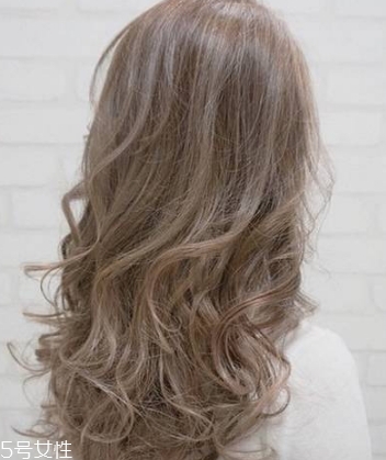 苦亞麻色頭發(fā)需要漂嗎？